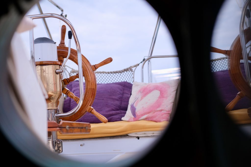 excursiones en velero clásico Butterfly navegando por la Bahía de los Alfacs en el Delta del Ebro.