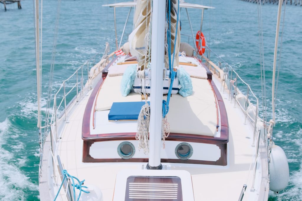 excursiones en velero clásico Butterfly navegando por la Bahía de los Alfacs en el Delta del Ebro.