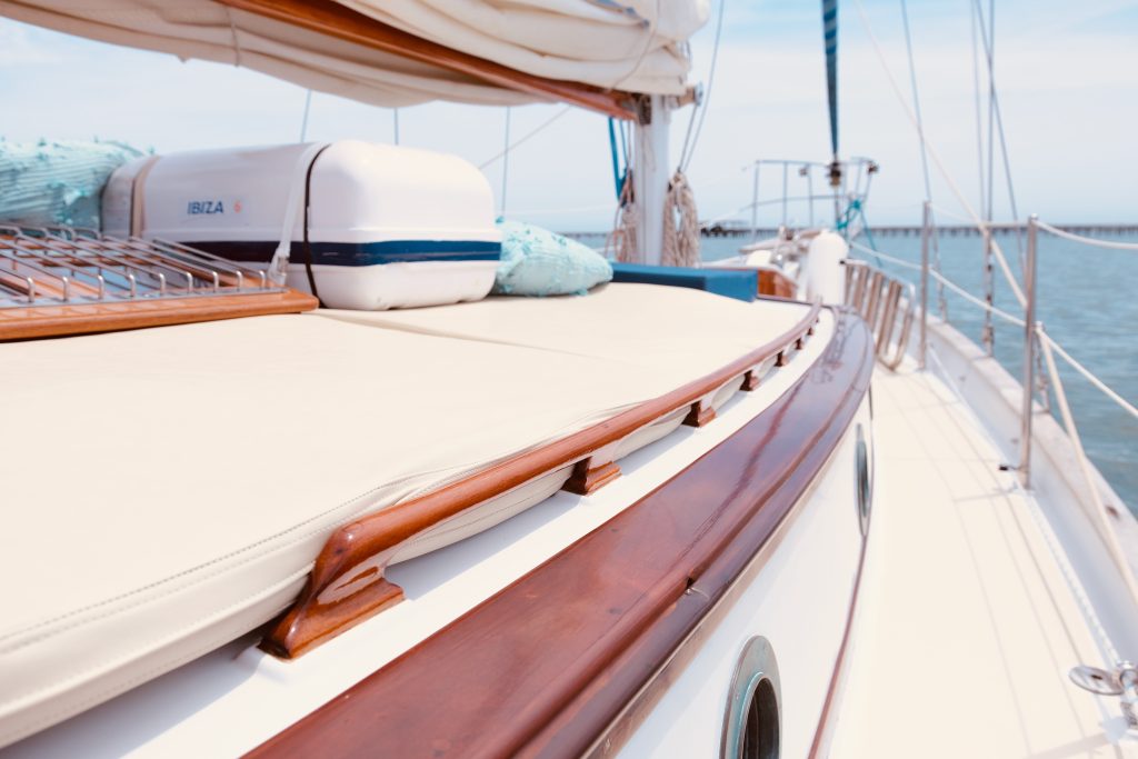 excursiones en velero clásico Butterfly navegando por la Bahía de los Alfacs en el Delta del Ebro.