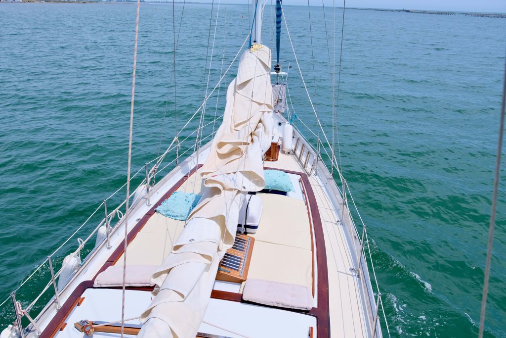 excursiones en velero clásico Butterfly navegando por la Bahía de los Alfacs en el Delta del Ebro.