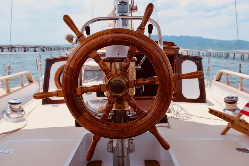 excursiones en velero clásico Butterfly navegando por la Bahía de los Alfacs en el Delta del Ebro.