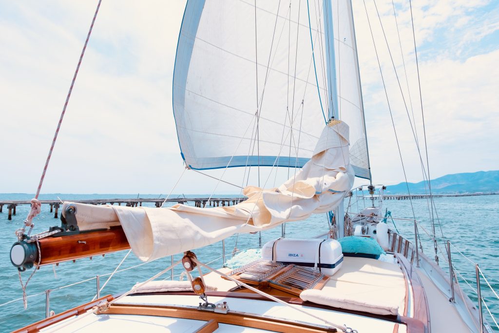 excursiones en velero clásico Butterfly navegando por la Bahía de los Alfacs en el Delta del Ebro.