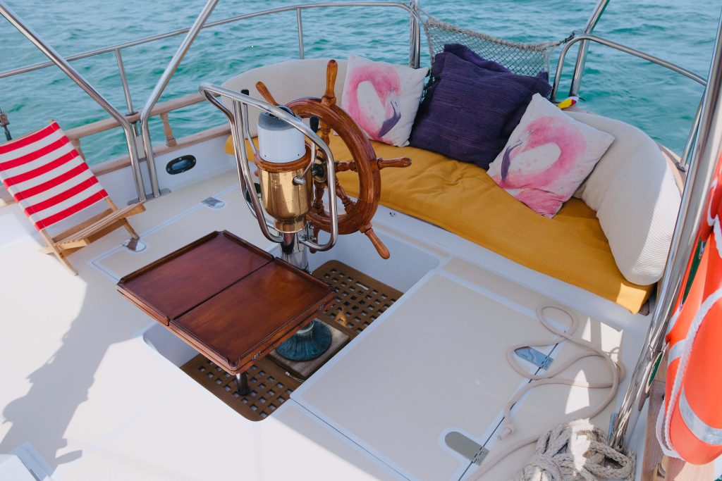 excursiones en velero clásico Butterfly navegando por la Bahía de los Alfacs en el Delta del Ebro.