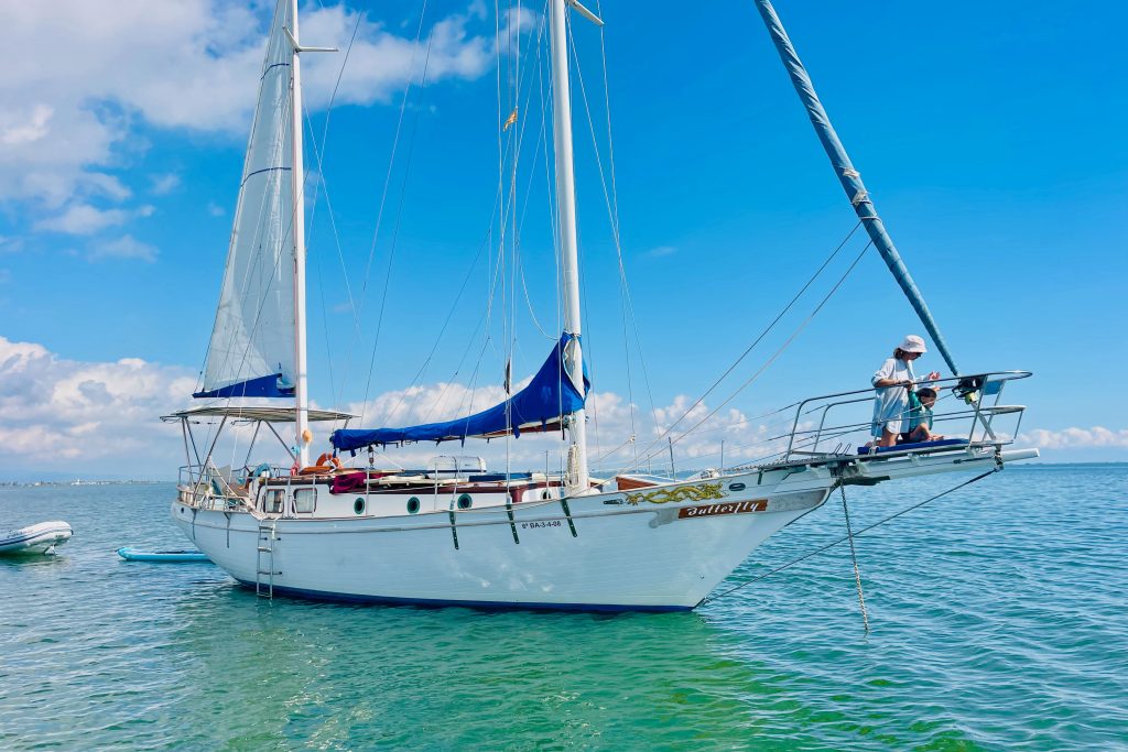 excursiones en velero clásico Butterfly navegando por la Bahía de los Alfacs en el Delta del Ebro.