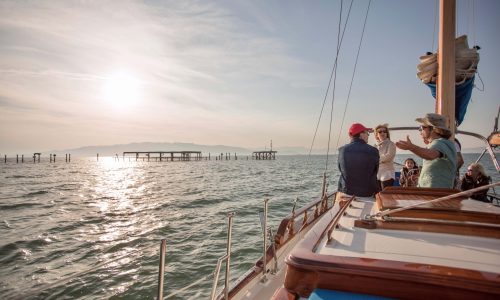 excursiones en velero clásico Butterfly navegando por la Bahía de los Alfacs en el Delta del Ebro.
